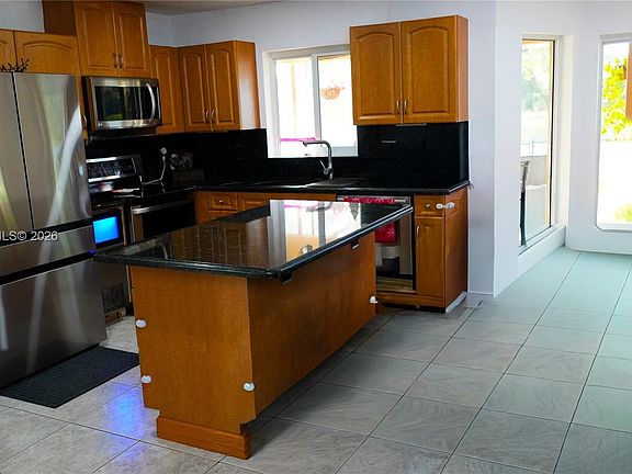 5th image of 1308 SW 181st Ave