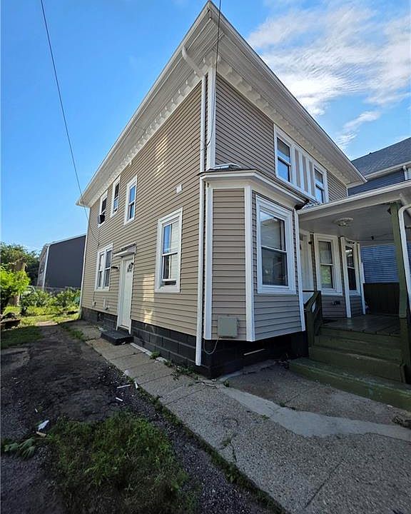 1st image of 160 Superior St
