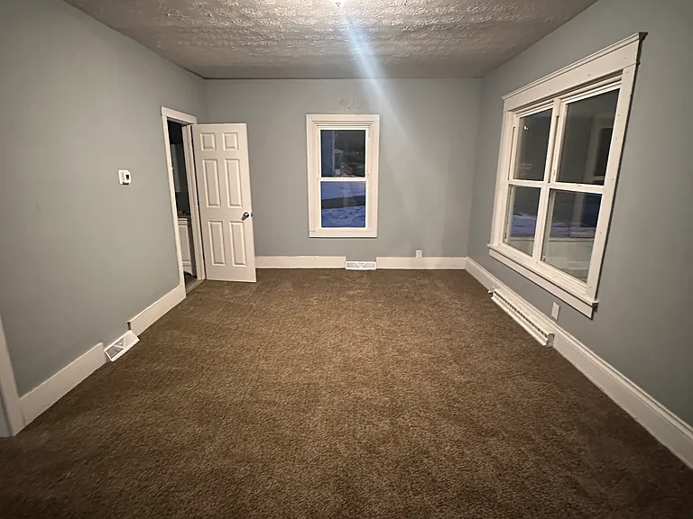 709 3rd St SE — Photo 2