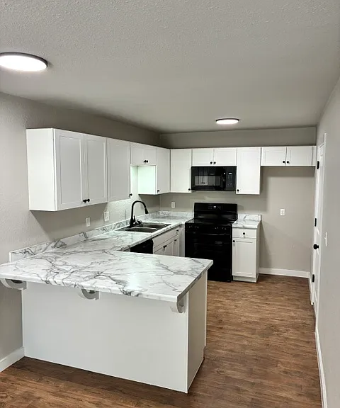 1606 N Hickory Ave — Photo 2