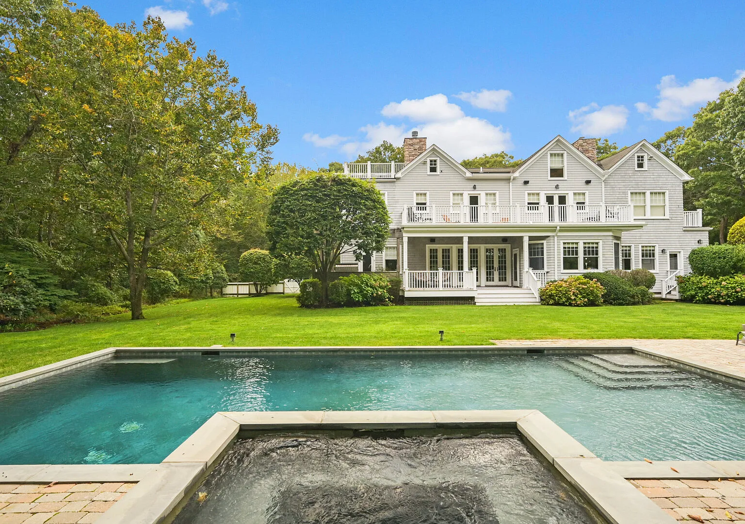 Beautiful home with private pool, hot tub, gym — Photo 1