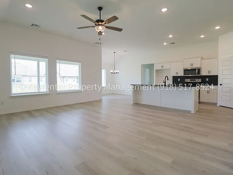 2908 S Redwood Ave — Photo 9