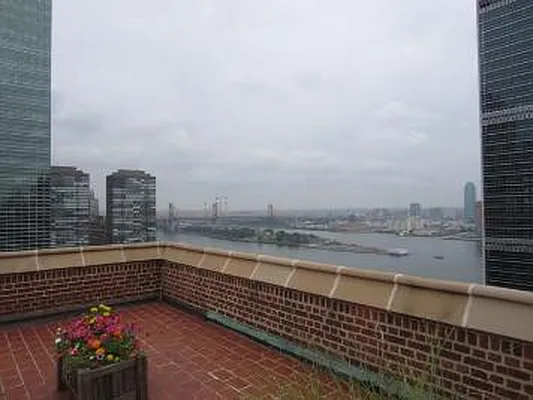 Sold by Corcoran | media 21