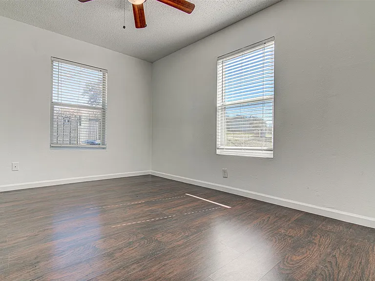 912 Catalpa St — Photo 12