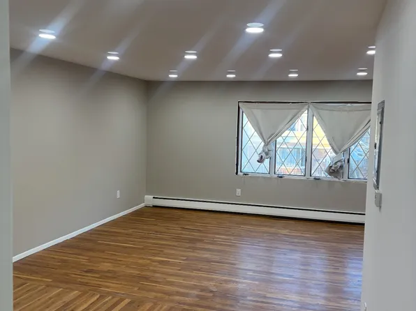 184 W 17th St #1, Bayonne, NJ 07002