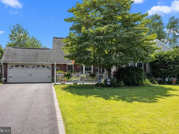 33 Sugarplum Rd, Levittown, PA 19056