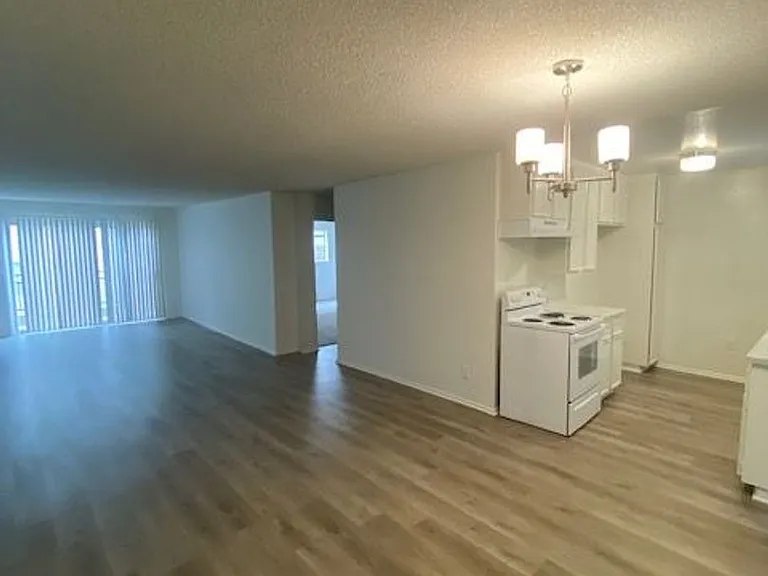 10644 Eastborne Ave — Photo 13
