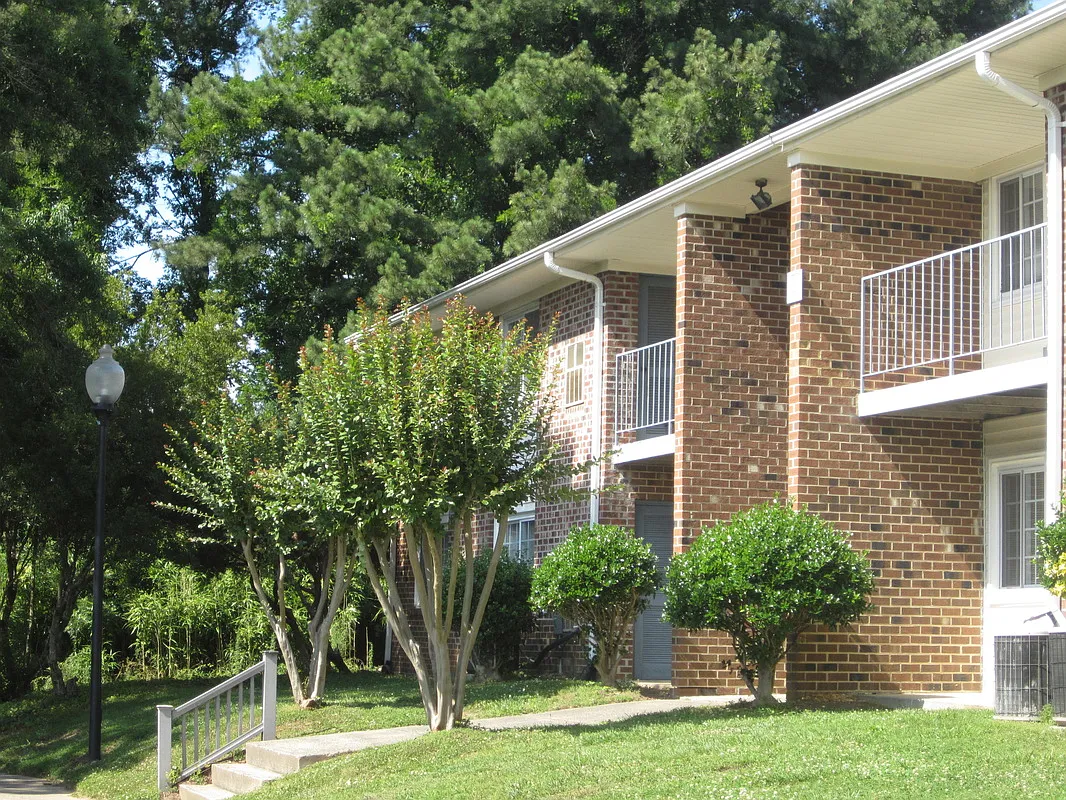 Campus Walk Apartments — Photo 3