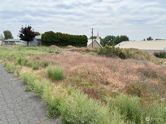 2nd image of 520 NW Cliff Avenue