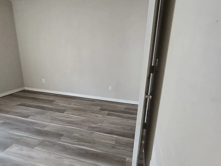 2524 Empire Ave — Photo 6