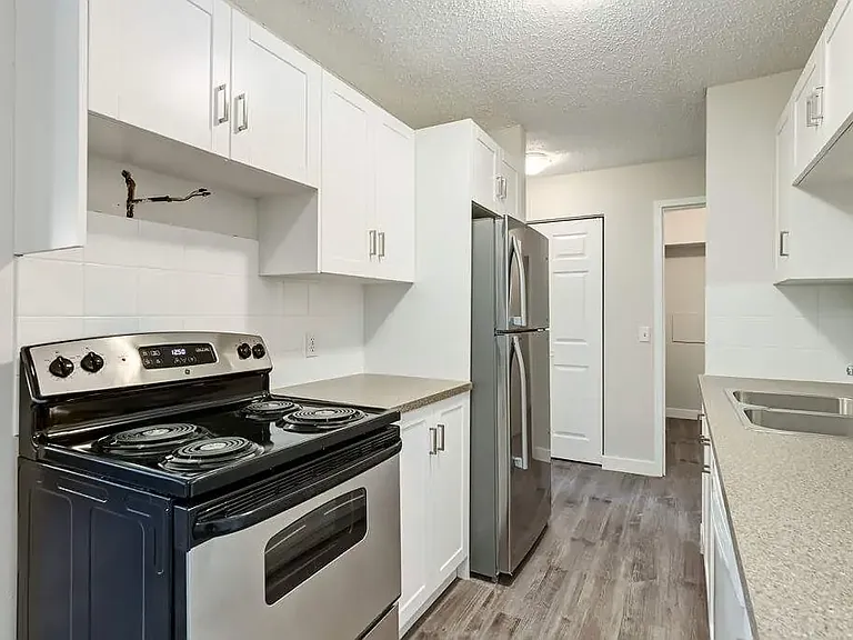 604 8th St W — Photo 1
