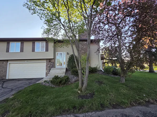 10390 Juniper Ln, Eden Prairie, MN 55347