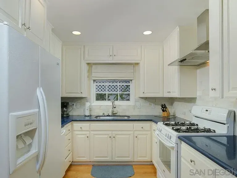 1045 Adella Ave — Photo 23