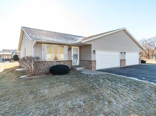 1004 Whispering Winds Pl, Onalaska, WI 54650