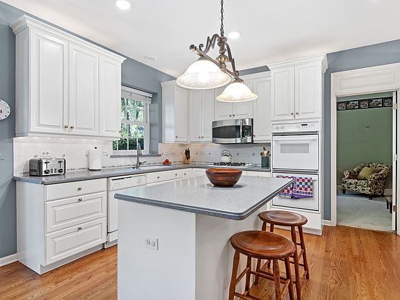 3rd image of 3804 King Richard Ct
