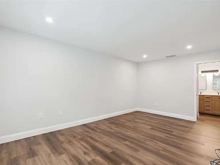 530 Hunter Cir — Photo 17