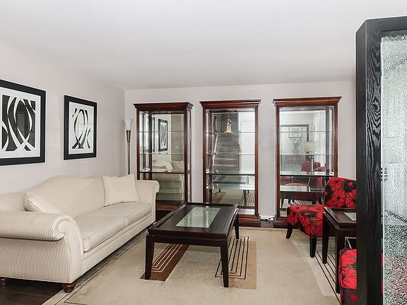 5th image of 1124 Country Club Ln