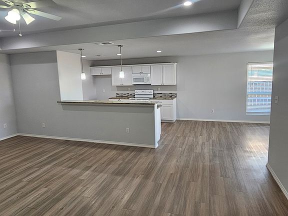 4th image of 1637 Wrigley Dr