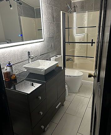 Main bathroom 