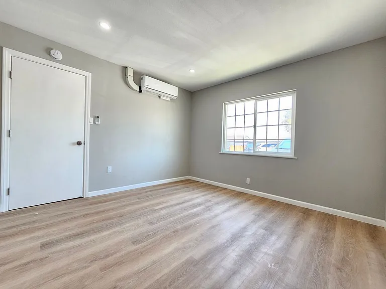 225 N Helena St — Photo 12