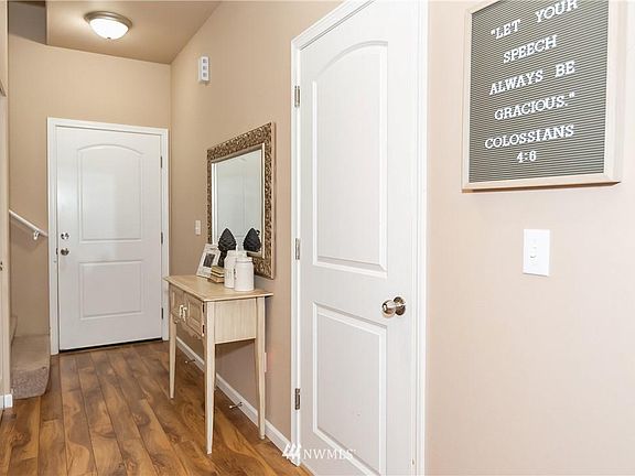 3rd image of 823 Smalley Ln