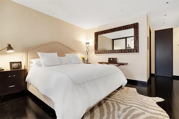 Sold by R New York | media 2