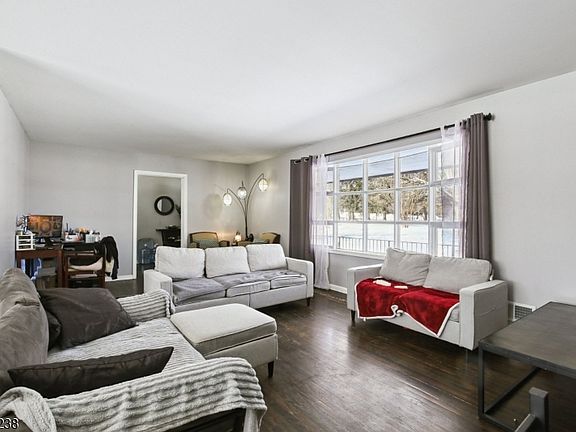 4th image of 74 Maple Ln