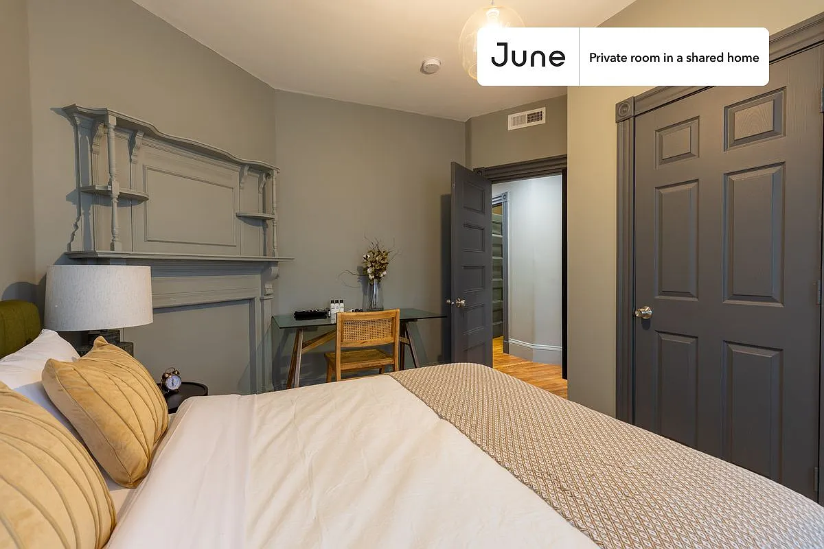 Queen bedroom in 4 bed/1 bath home in JFK/UMass #352 C — Photo 3