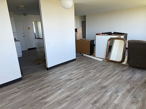 5th image of 4850 S Lake Park Ave APT 908