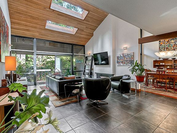2nd image of 2424 Sahalee Dr W