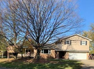 910 Hillside Dr, Monticello, IL 61856