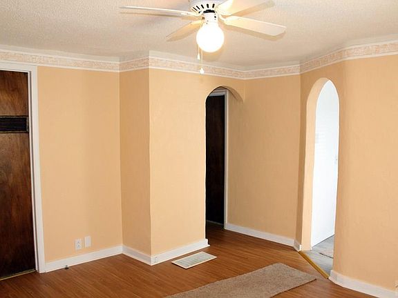 3rd image of 824 Belmont Ave