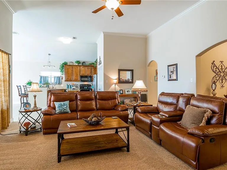 225 Glenview Dr — Photo 4