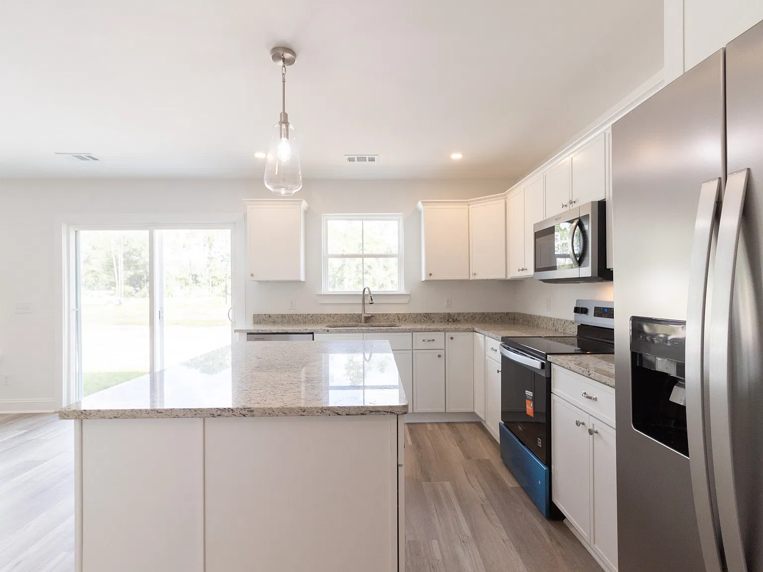3 bed, 1350 sqft, $1,900 — Photo 2