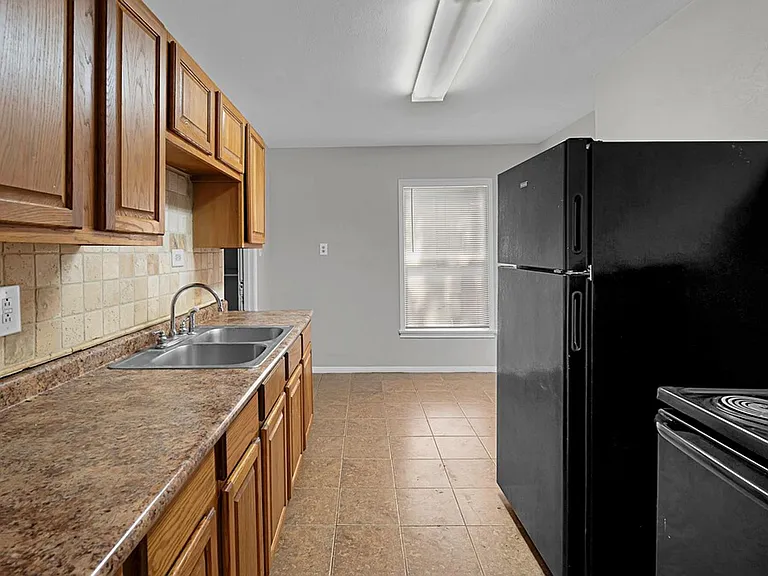 2712 Mitchell Ave — Photo 5