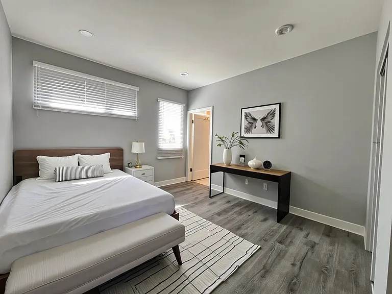 1326 W 35th Pl — Photo 13