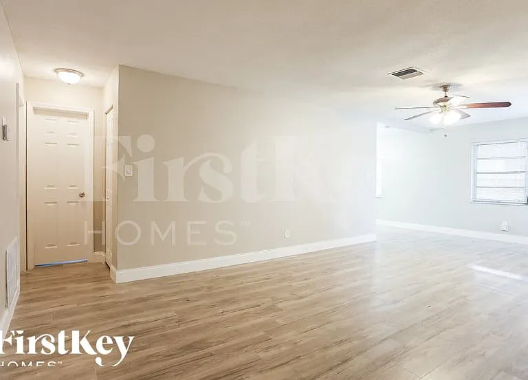 2740 SW 7th St — Photo 3