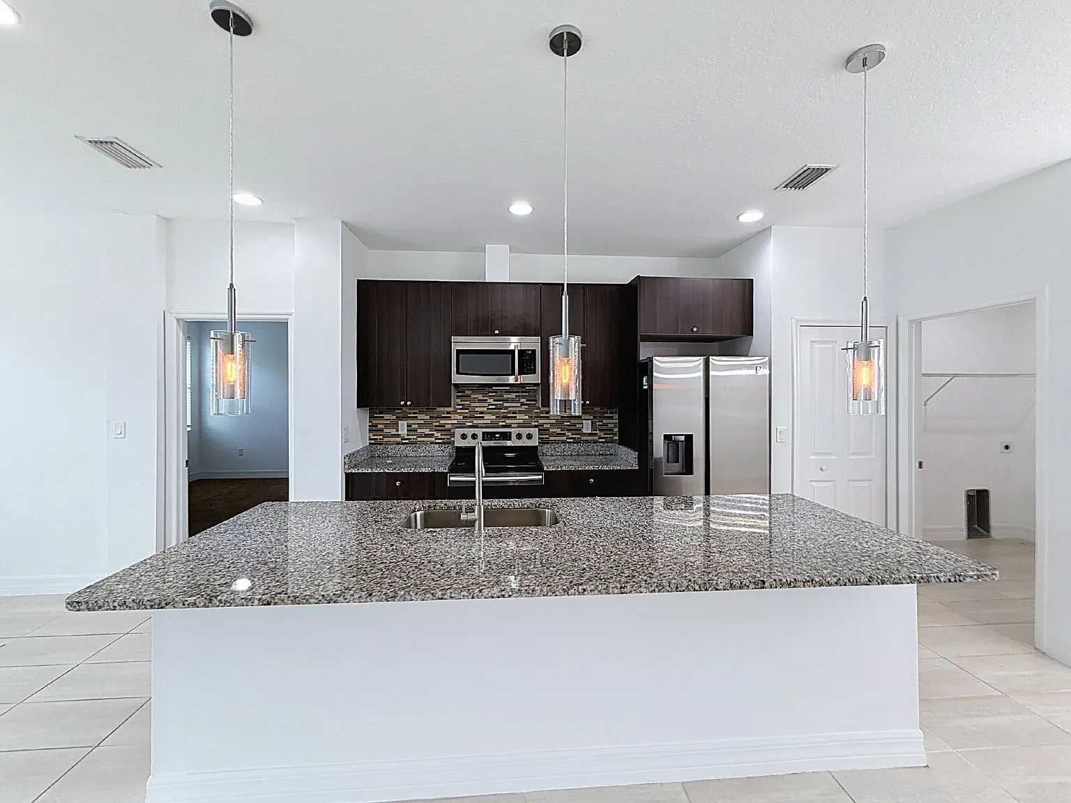 4 bed, 2.0 bath, 1714 sqft, $1,795 — Photo 2