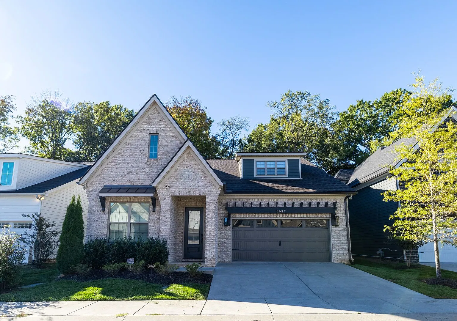 Gorgeous 3BD/2.5BA+huge BONUS in Blackman's Pretoria Falls near the Avenue! Washer/dryer incl, fr... — Photo 1
