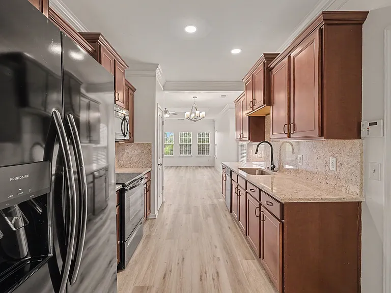 1046 Hemlock Dr — Photo 12