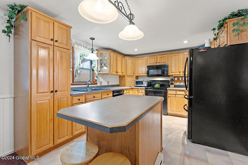 4th image of 72 East Farmwood Road