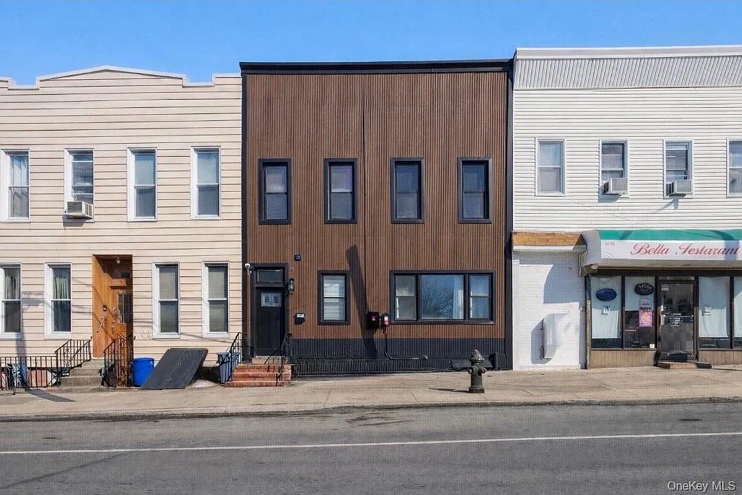 3 bed, 1.5 bath, 900 sqft, $3,800 — Photo 1