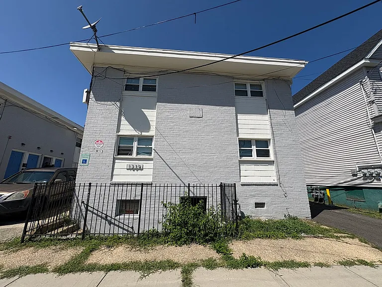 1239 Washington Ave — Photo 1