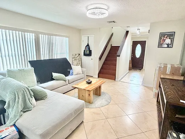 3 bed, 2.5 bath, 1763 sqft, $2,195 — Photo 2