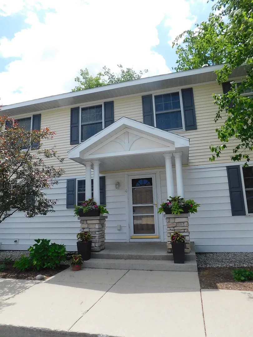 Spacious Living, Prime Location! — Photo 1