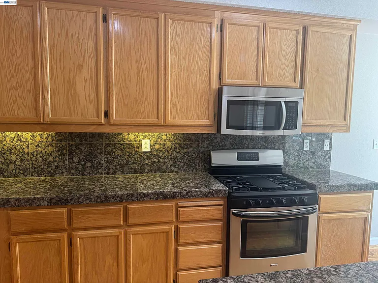 3162 Golden Crest Cmn #3 — Photo 11