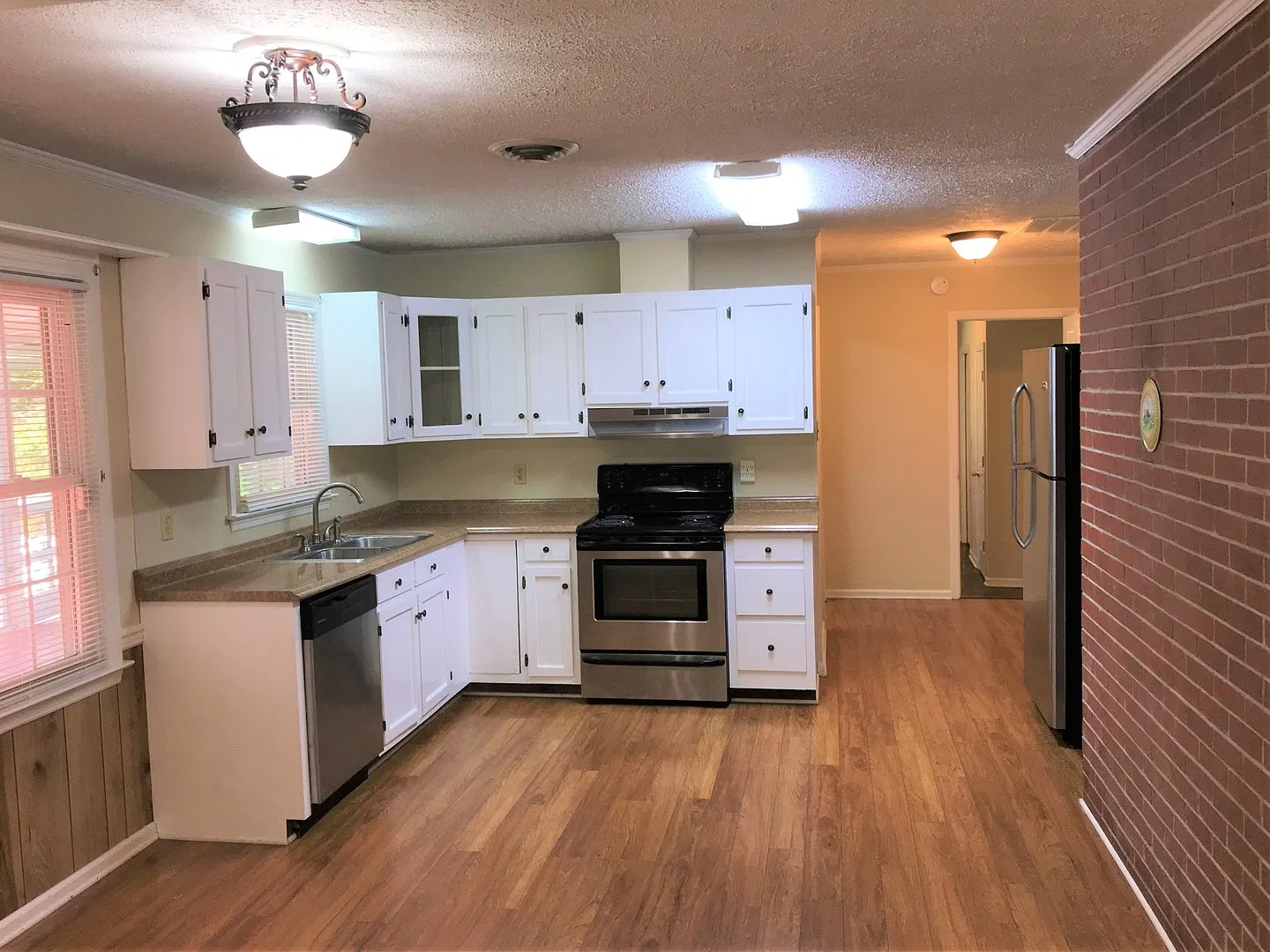 Large & Charming Farmhouse in Bracey — Photo 4