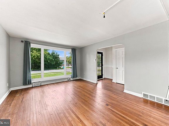 3rd image of 202 Ridge Ave