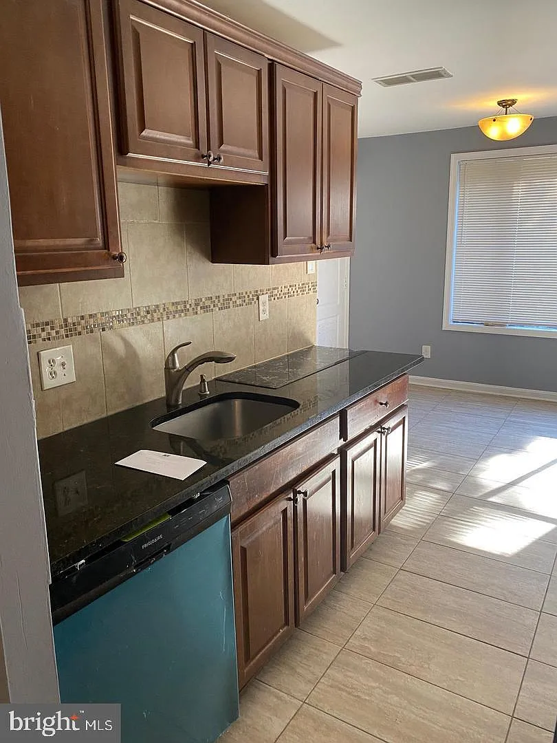 2 bed, 1.0 bath, 975 sqft, $2,100 — Photo 3