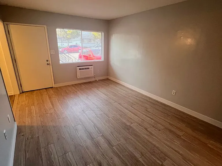 Comstock — Photo 15